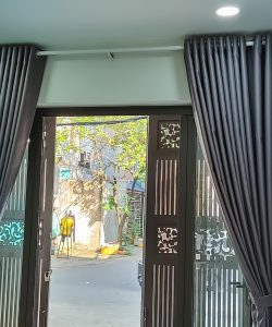 Alternative view of Rèm nhà phố ở Long Đức Long Thành - rèm vải gấm một màu hoa văn nổi.