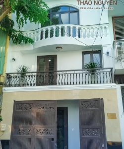 Rèm nhà phố ở Long Đức Long Thành - rèm vải gấm một màu hoa văn nổi.