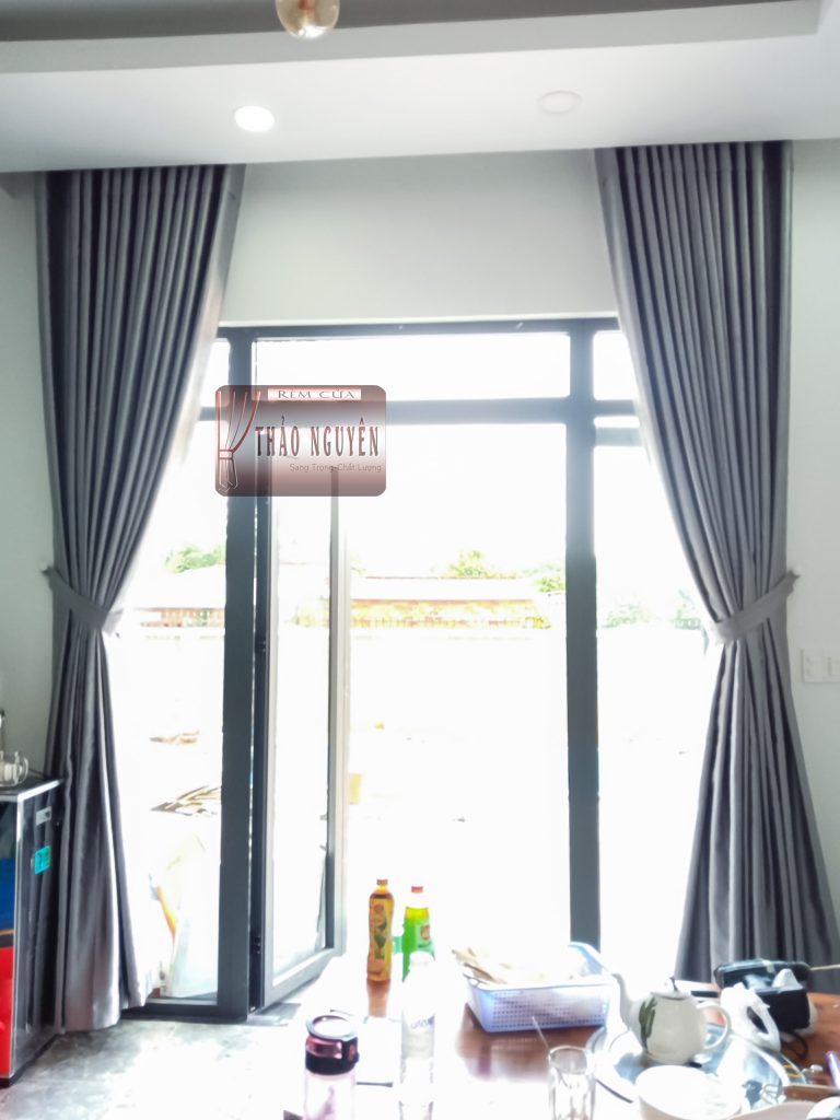 Rèm vải gấm một màu hoa văn nổi _ rèm nhà phố ở Bầu Cạn Long Thành Đồng Nai. - Ảnh 5