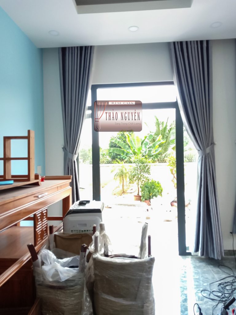 Rèm vải gấm một màu hoa văn nổi _ rèm nhà phố ở Bầu Cạn Long Thành Đồng Nai. - Ảnh 3