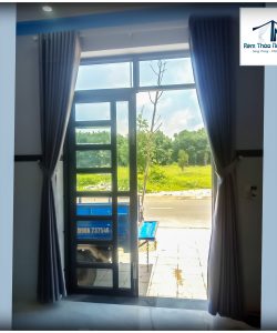 Rèm vải màu xám hoa văn nổi cho nhà phố 240808