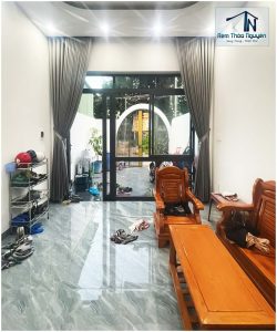 Rèm vải màu xám hoa văn nổi cho nhà phố 240822